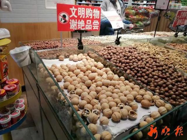 哈市某超市散裝食品衛生狀況堪憂 敞口售賣與徒手接觸引發關注
